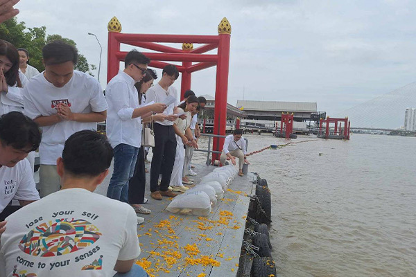 ท่าน้ำวัดเทวราชกุญชรและวัดราชาธิวาส จุดปล่อยปลาหน้าเขียงริมแม่น้ำเจ้าพระยา เขตดุสิต